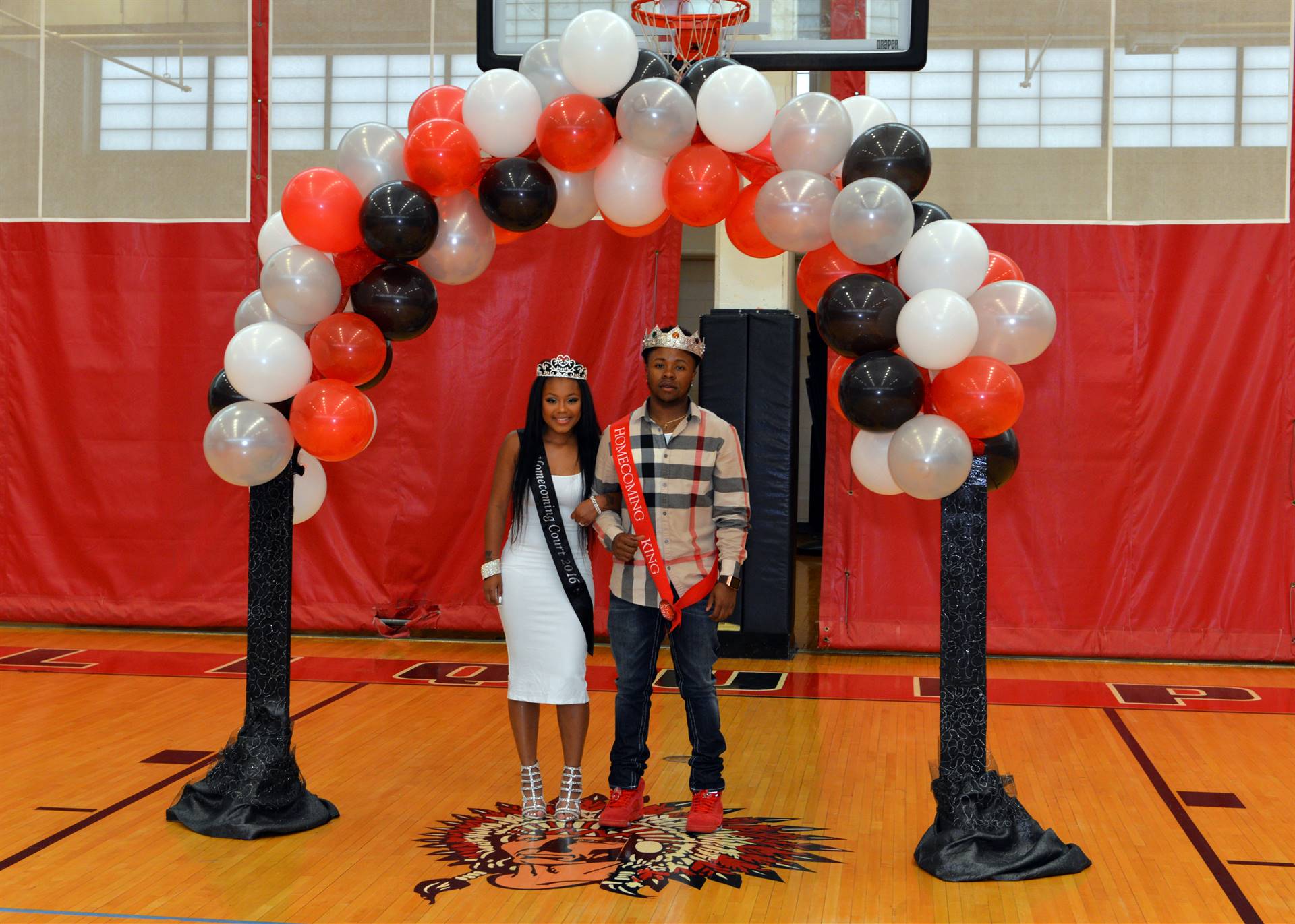 2016 King & Queen balloon arch