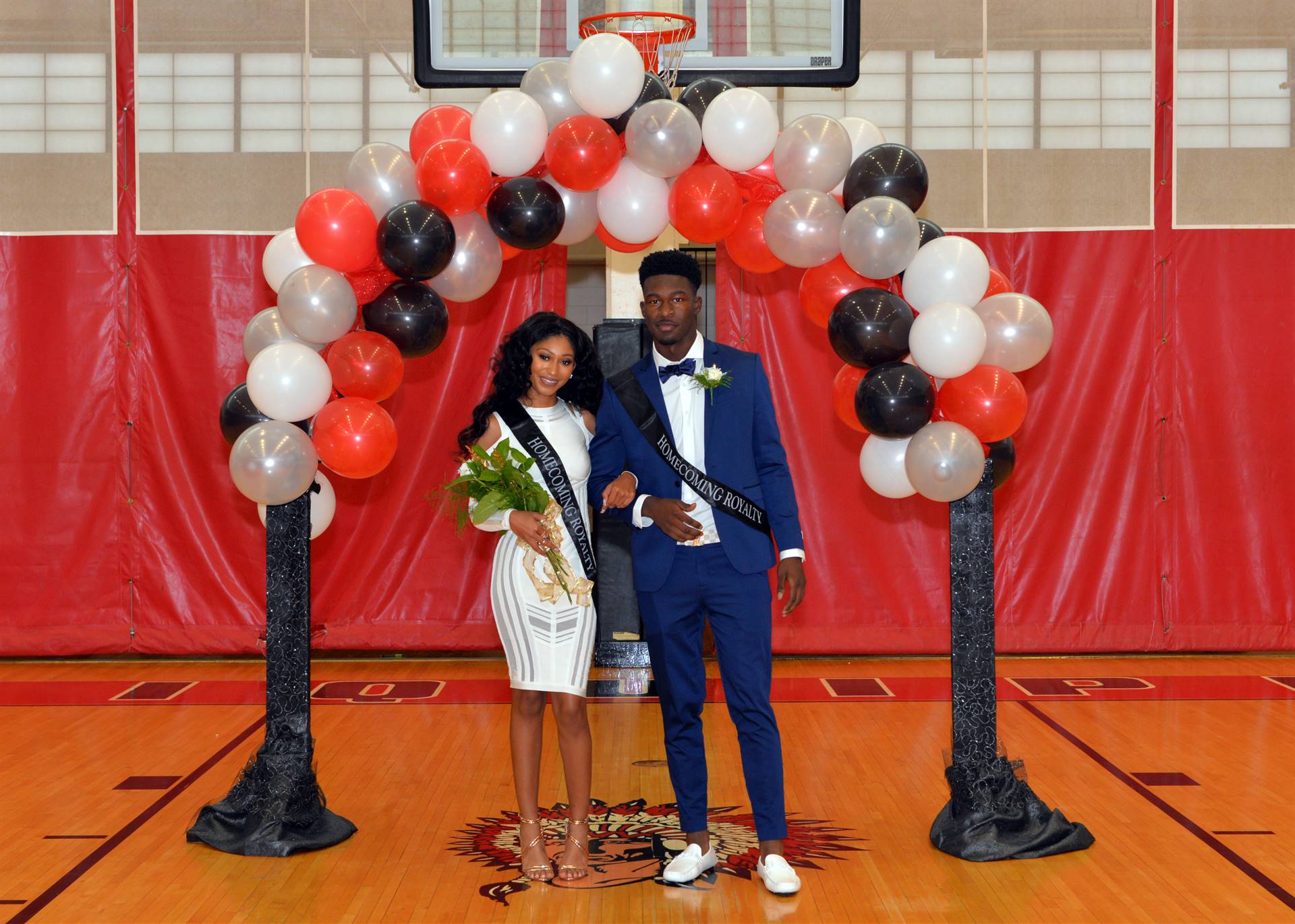 Homecoming Julia and Kwantel balloon arch